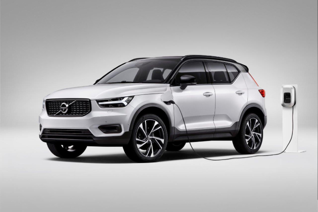 White VolvoXC40 with black roof charging