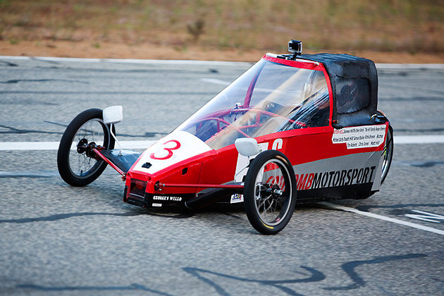 Electric vehicle monopod on the trak