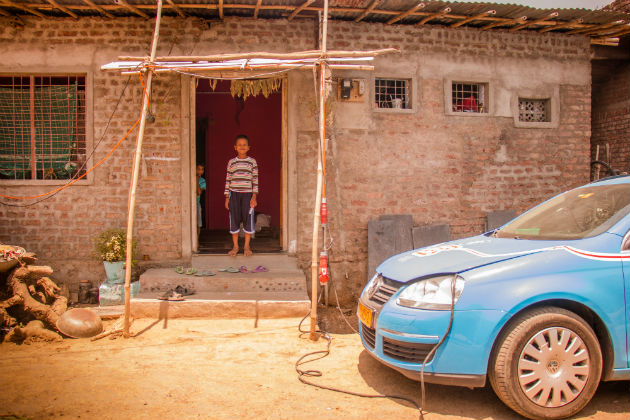 Wiebe Wakker charging his electric car in India