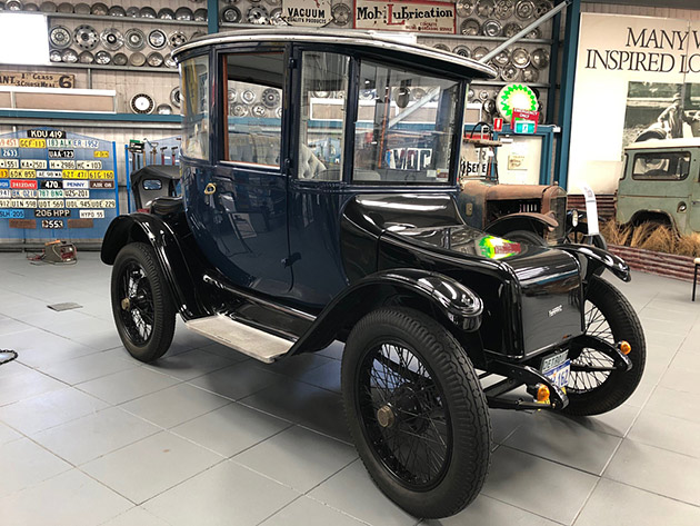 1914 Detroit Electric car exterior
