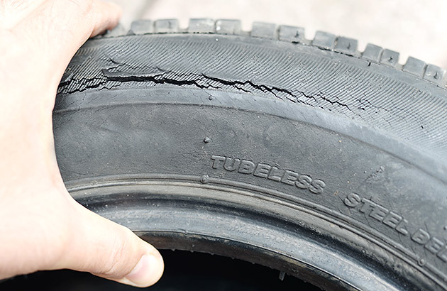 Tyre with cracked rubber