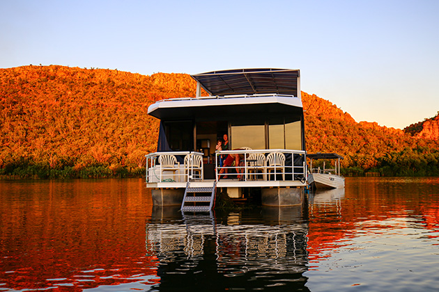 Image of a houseboat