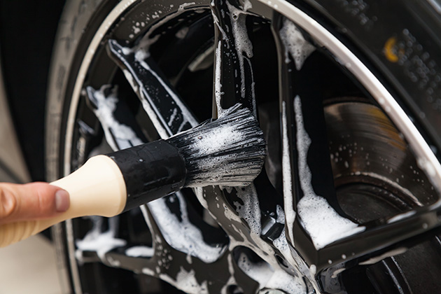 Cleaning wheel with brush