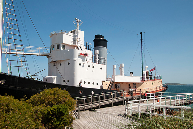 Image of an old whaling ship