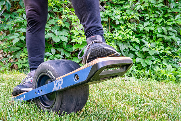 Electronic onewheel skateboard