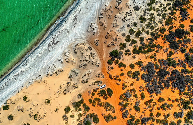 A four-wheel drive in Francois Peron National Park 