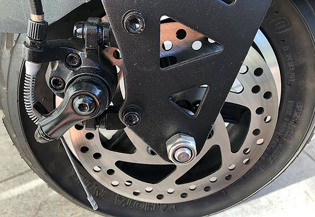 Disc brakes on an e-scooter