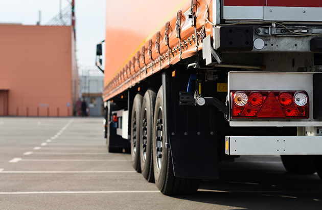 Driving safely around trucks | RAC WA