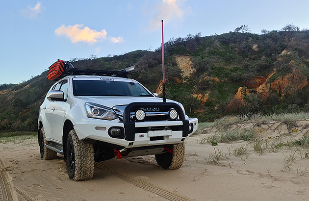 A four-wheel drive with a UHF antenna attached to the bullbar