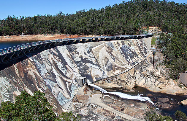 The giant mural on the wall of the Wellington Dam