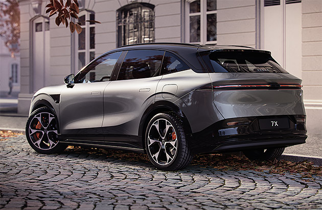 A silver Zeekr 7X parked on a cobbled street