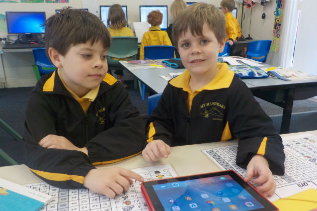 Children from Mt Manypeaks playing on an iPad