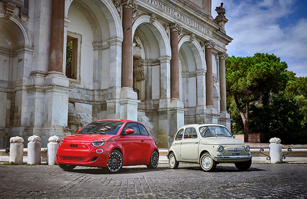 A Fiat 500e parked alongside the original Fiat 500