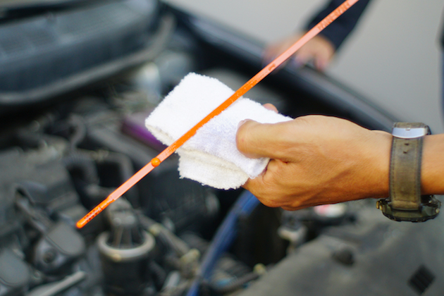 Image of dipstick covered in car oil