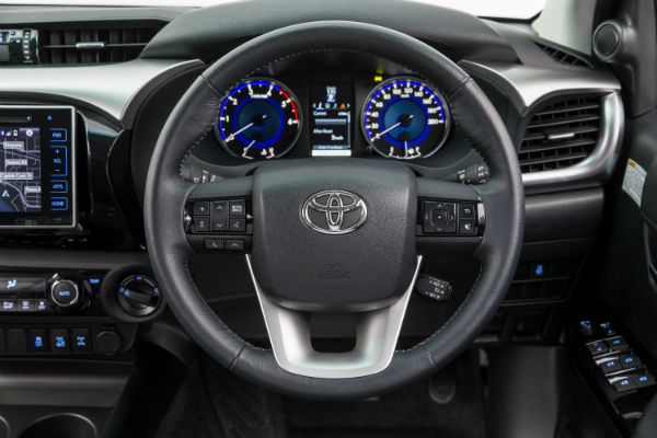 Car steering wheel features