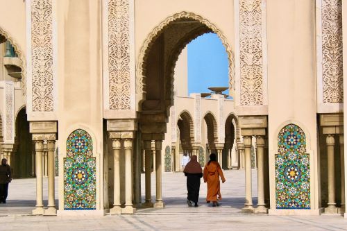 Women with chadors at the entrance to the mosque in Casablanca