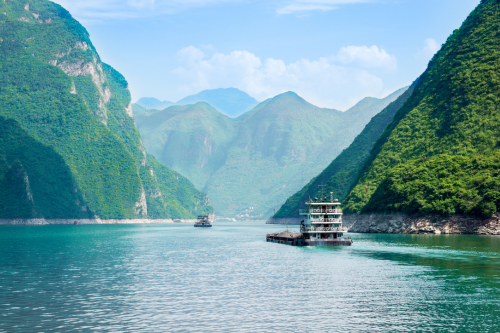 Beautiful Yangtze River surrounded by green mountain cliffs 